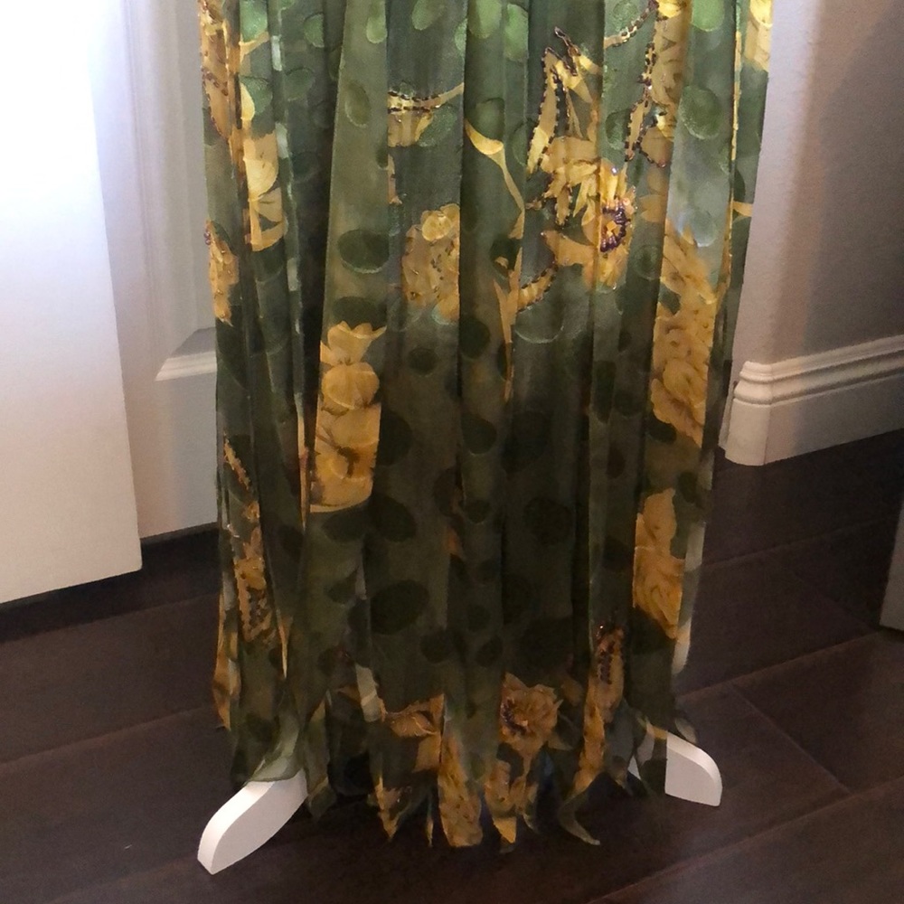 Formal dress - Picture 6 of 8